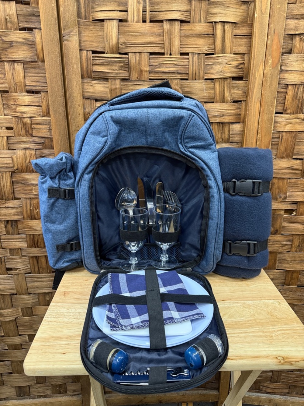 Men's Blue 2 Person Picnic Backpack with Integrated Tableware